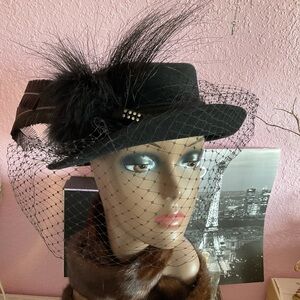 VINTAGE GEORGI 100% WOOL BLACK HAT BLACK NETTING FACE COVERING  FEATHER/ SEQUINS